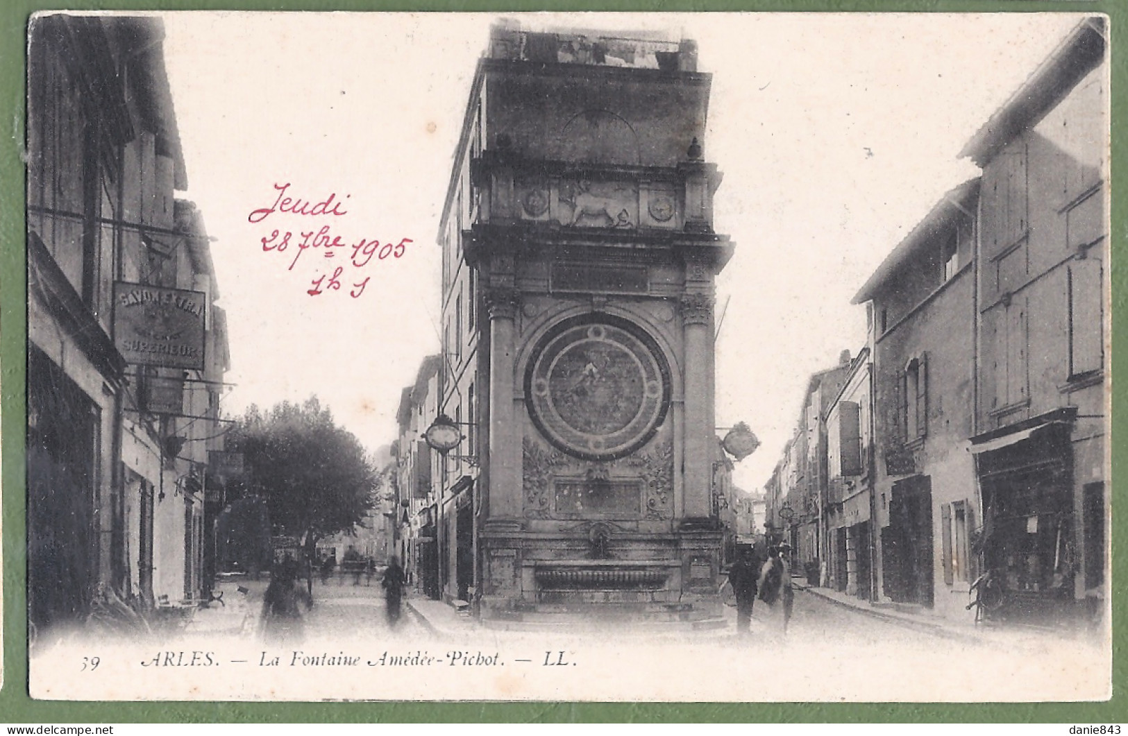 CPA Dos Précurseur - BOUCHES DU RHONE - ARLES - LA FONTAINE PICHOT - Petite Animation, Commerces - Arles