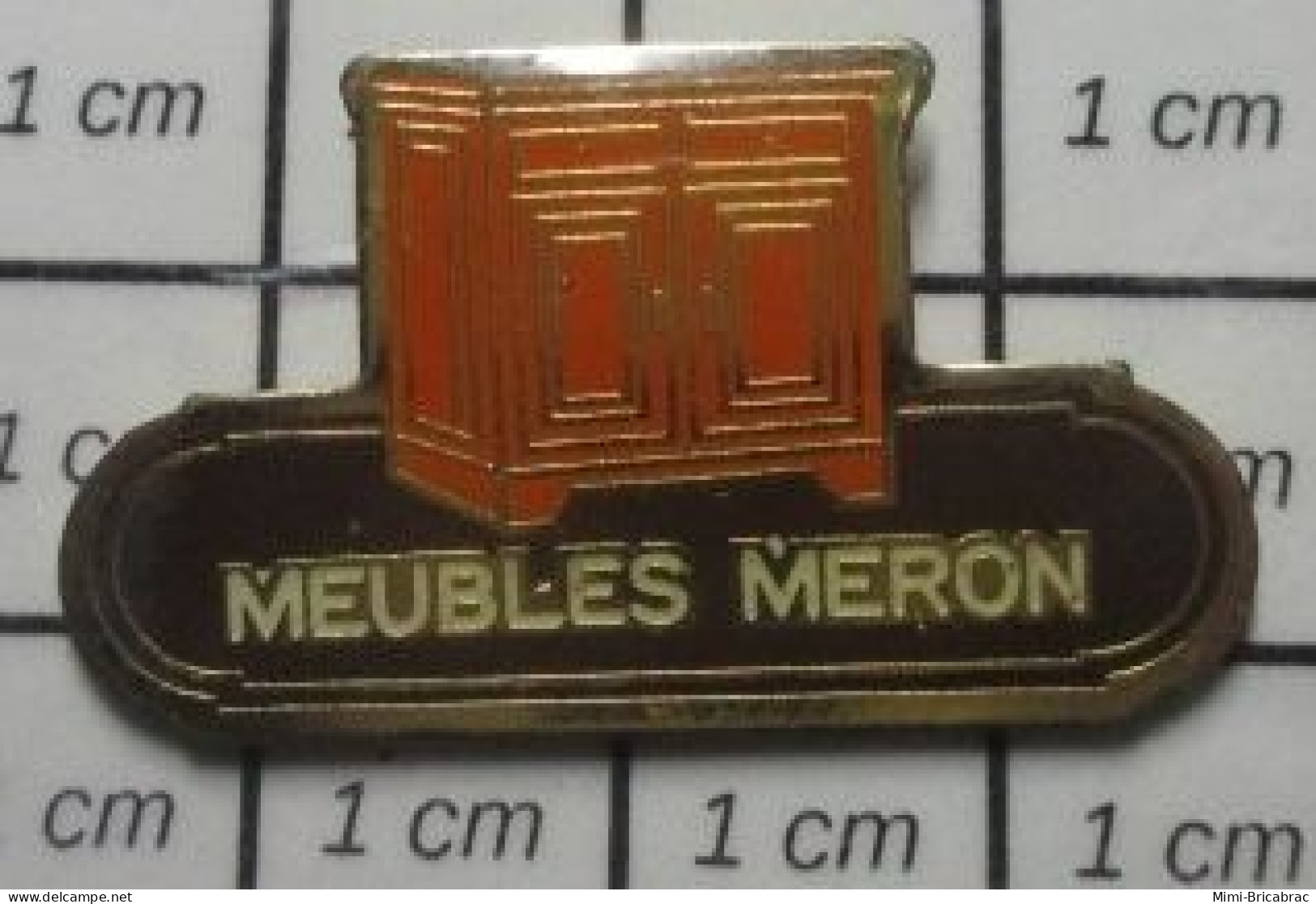 1618c Pin's Pins / Beau Et Rare / MARQUES / COMMODE MEUBLES J'ai Claqué Tous MERON - Marche