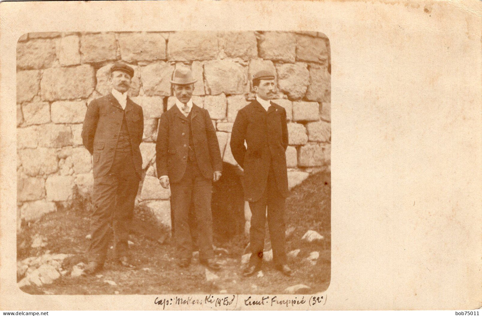 Carte Photo De Trois Homme élégant Posant A La Campagne En 1907 - Persone Anonimi