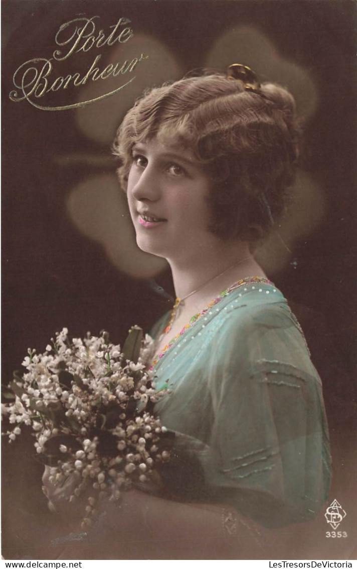 FANTAISIES - Une Femme Tenant Un Bouquet De Fleurs - Colorisé - Carte Postale Ancienne - Frauen