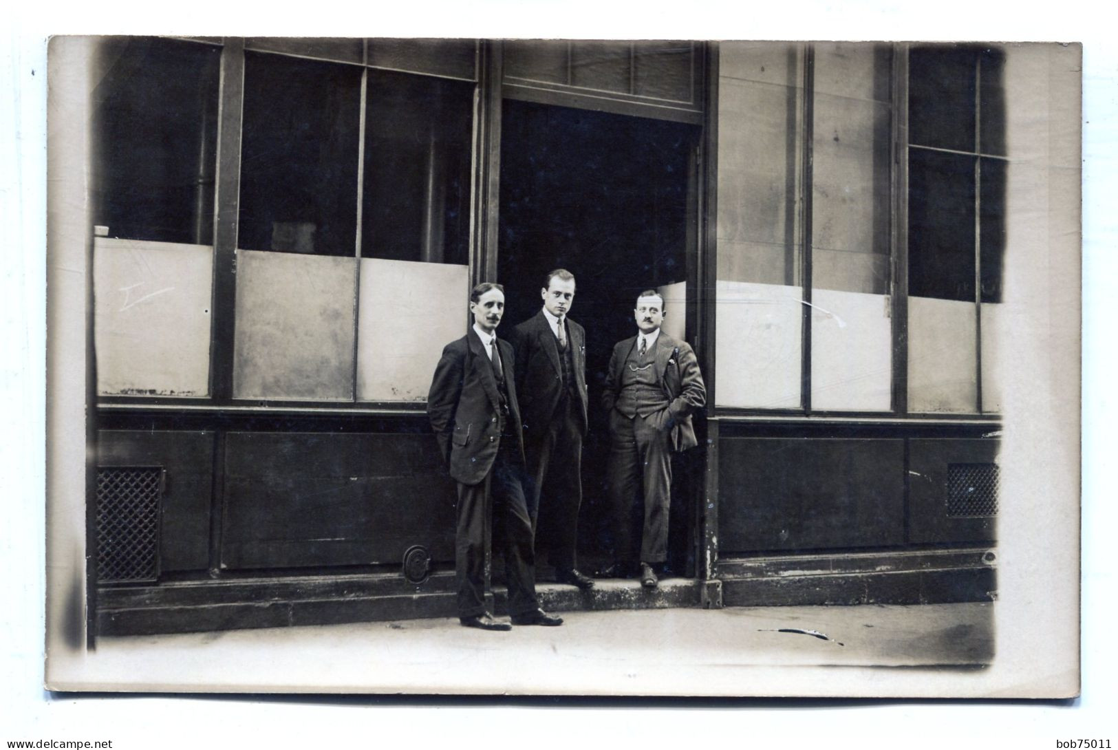 Carte Photo De Trois Hommes élégant Posant Devant Leurs Devanture De Magasin Vers 1920 - Personnes Anonymes