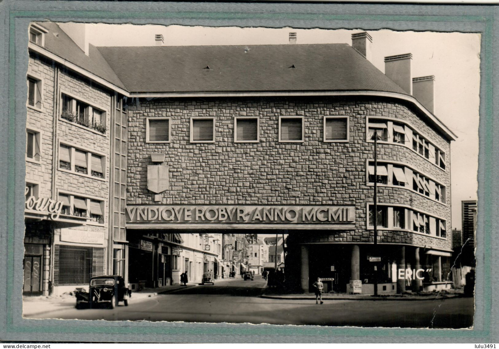 CPSM Dentelée (08) SEDAN - Nouvelle Porte Et Rue Gambetta - Citroën 15 CV - En 1950 - Sedan