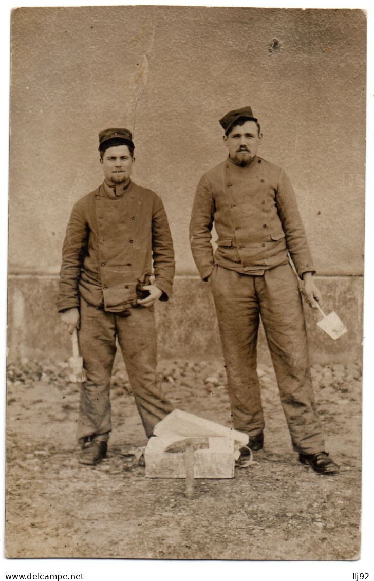 CPh - Soldats En Tenue De Travail De Maçon - Uniformi