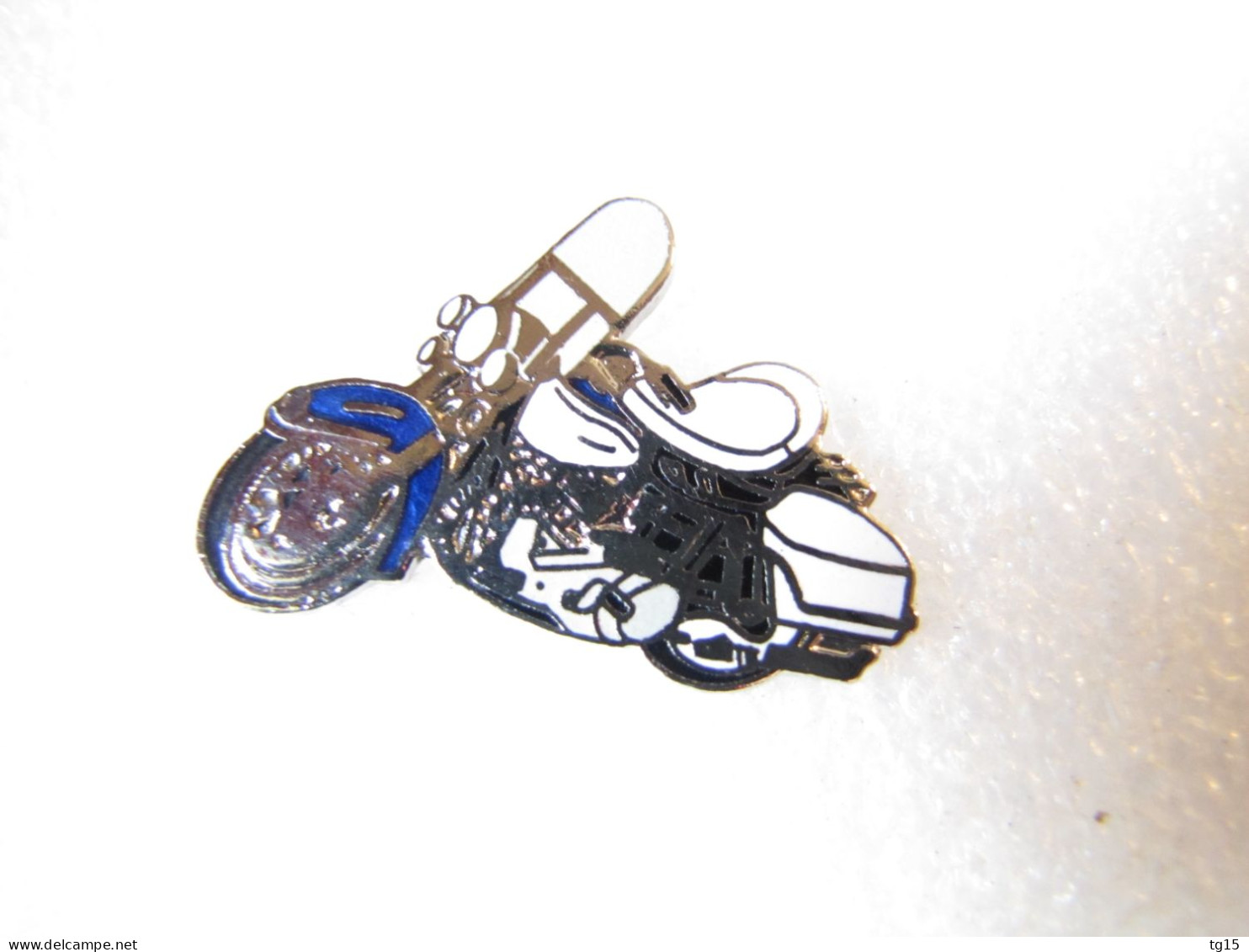 PIN'S    MOTO   HARLEY DAVIDSON   Email Grand Feu  DEMONS ET MERVEILLES - Moto