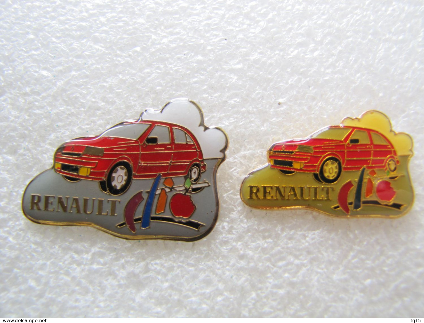 PIN'S    RENAULT  LOT  2  CLIO - Renault