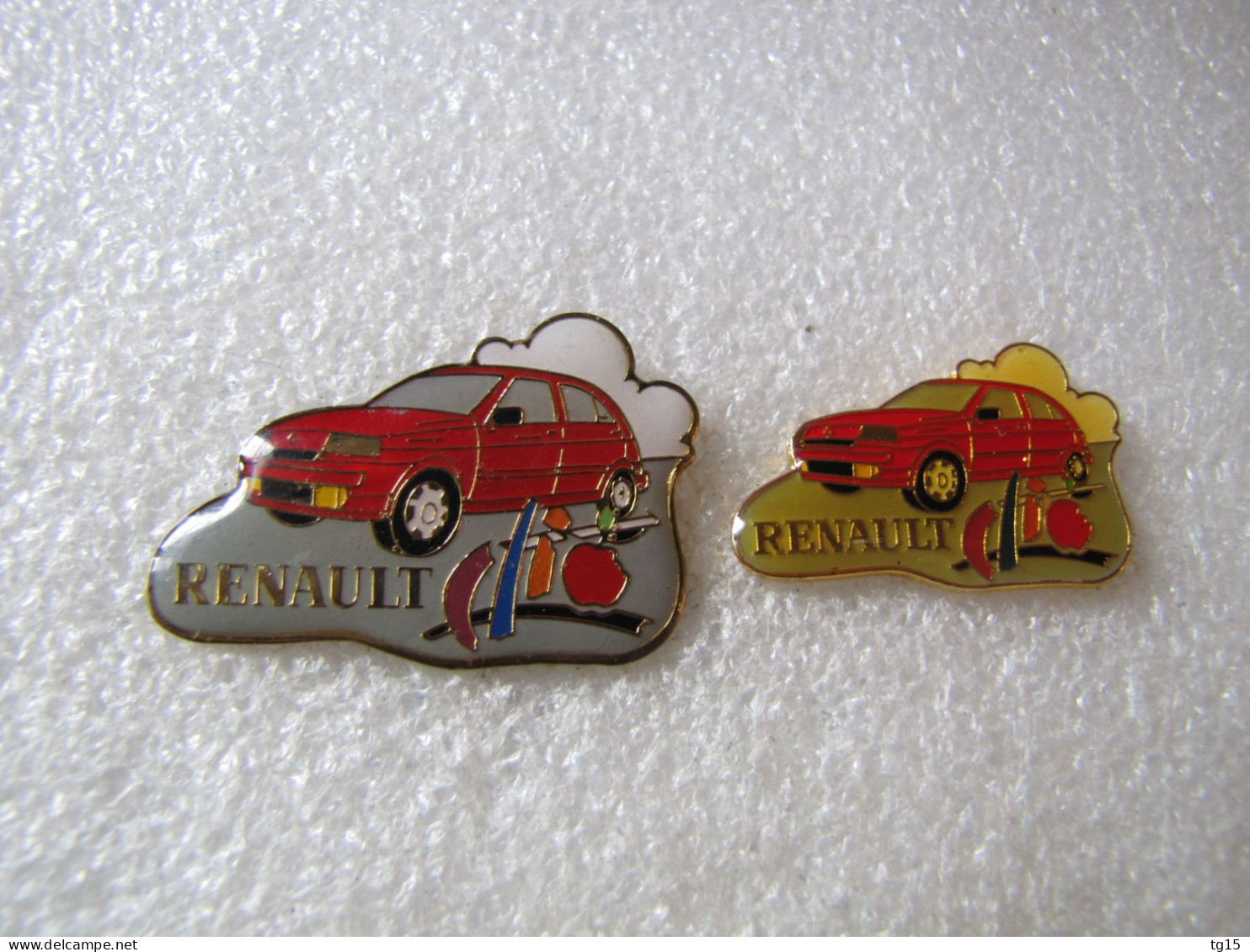 PIN'S    RENAULT  LOT  2  CLIO - Renault