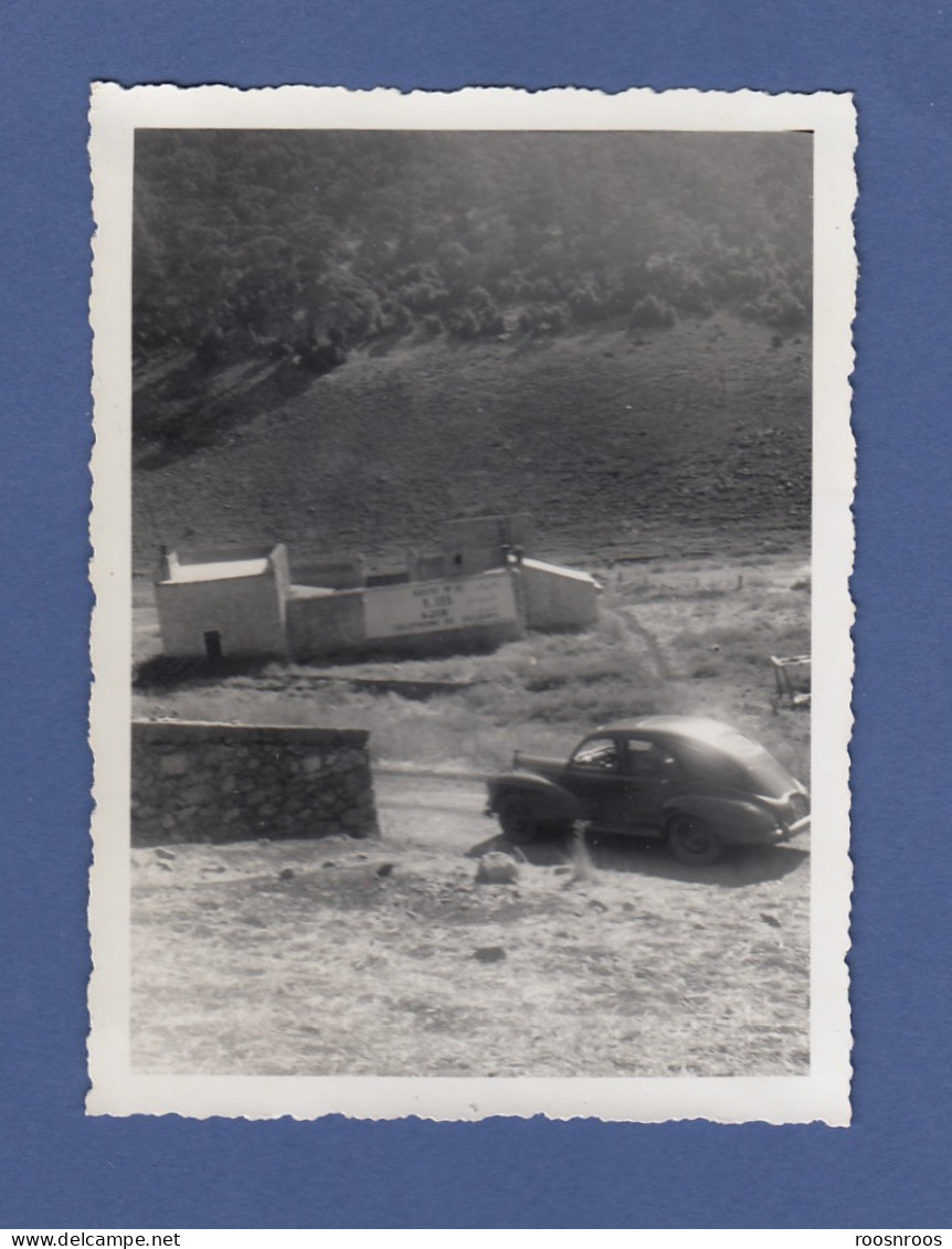 PETITE PHOTO AMATEUR  - PEUGEOT 203 SUR LA ROUTE 21 - TRIK ADJIR - AJIR -  MAROC - ANNEES 1950 - Auto's