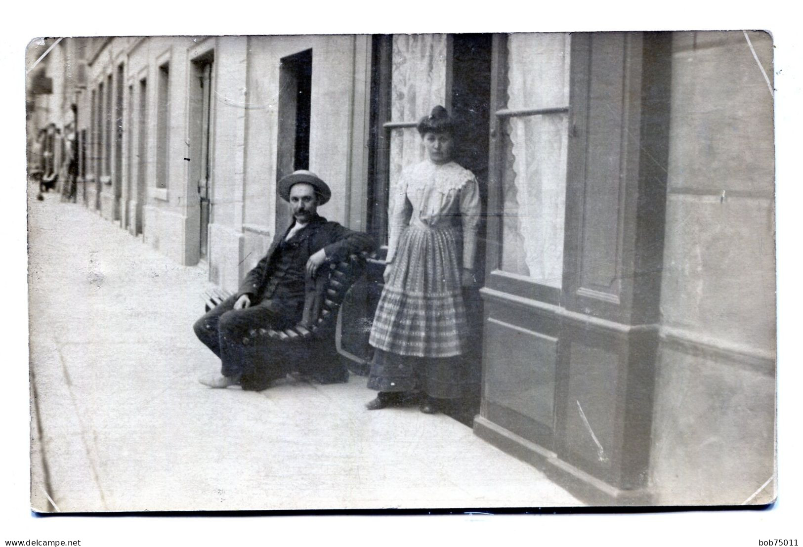 Carte Photo D'un Homme Assis Avec Une Jeune Fille A L'entré D'un Café Dans Une Ville Vers 1910 - Anonymous Persons