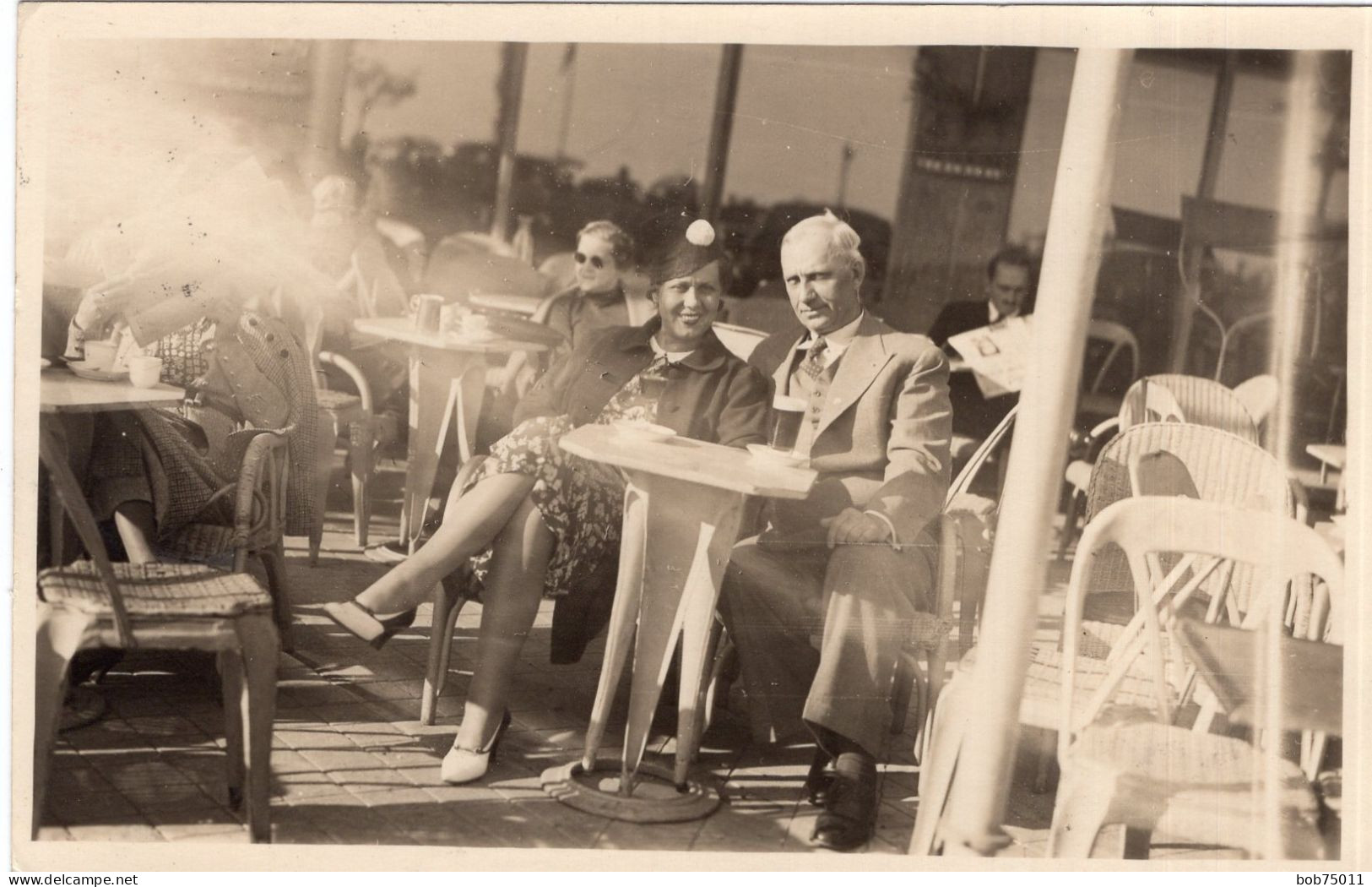 Carte Photo D'une Femme élégante Avec Un Homme Assis A La Terrasse D'un Café En 1935 - Anonymous Persons