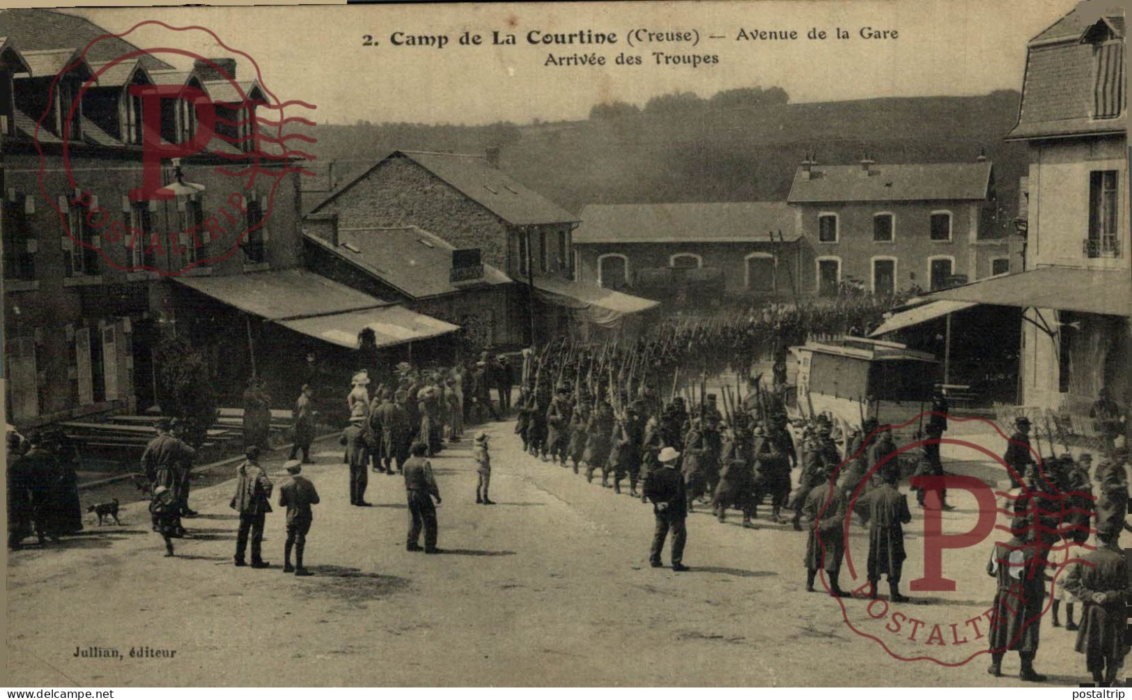 Camp De La Courtine - Avenue De La Gare - Arrivée Des Troupes. MILITAR. MILITAIRE - Regimientos