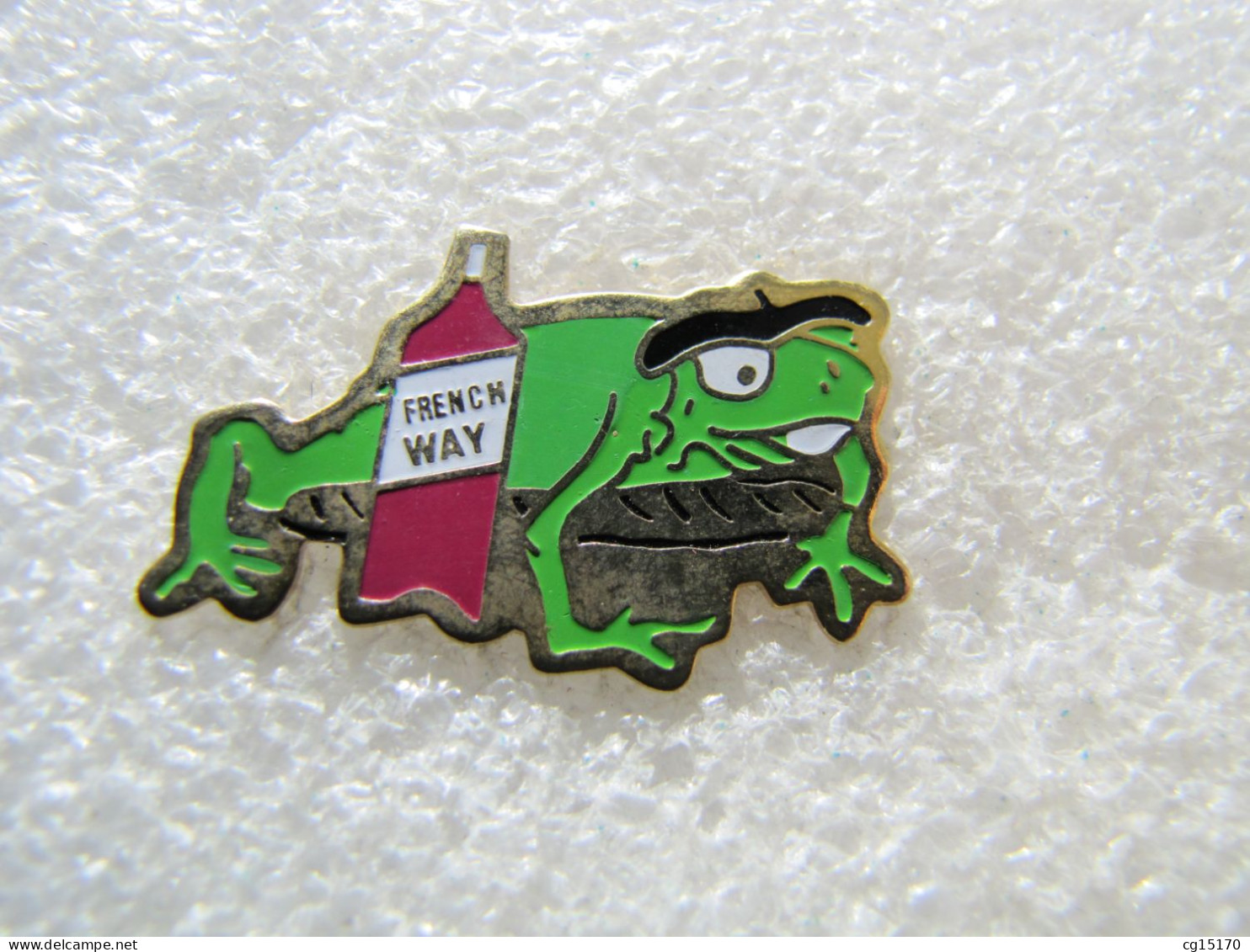 PIN'S     ANIMAUX   GRENOUILLE   FRENCH  WAY   BOUTEILLE  VIN - Animals