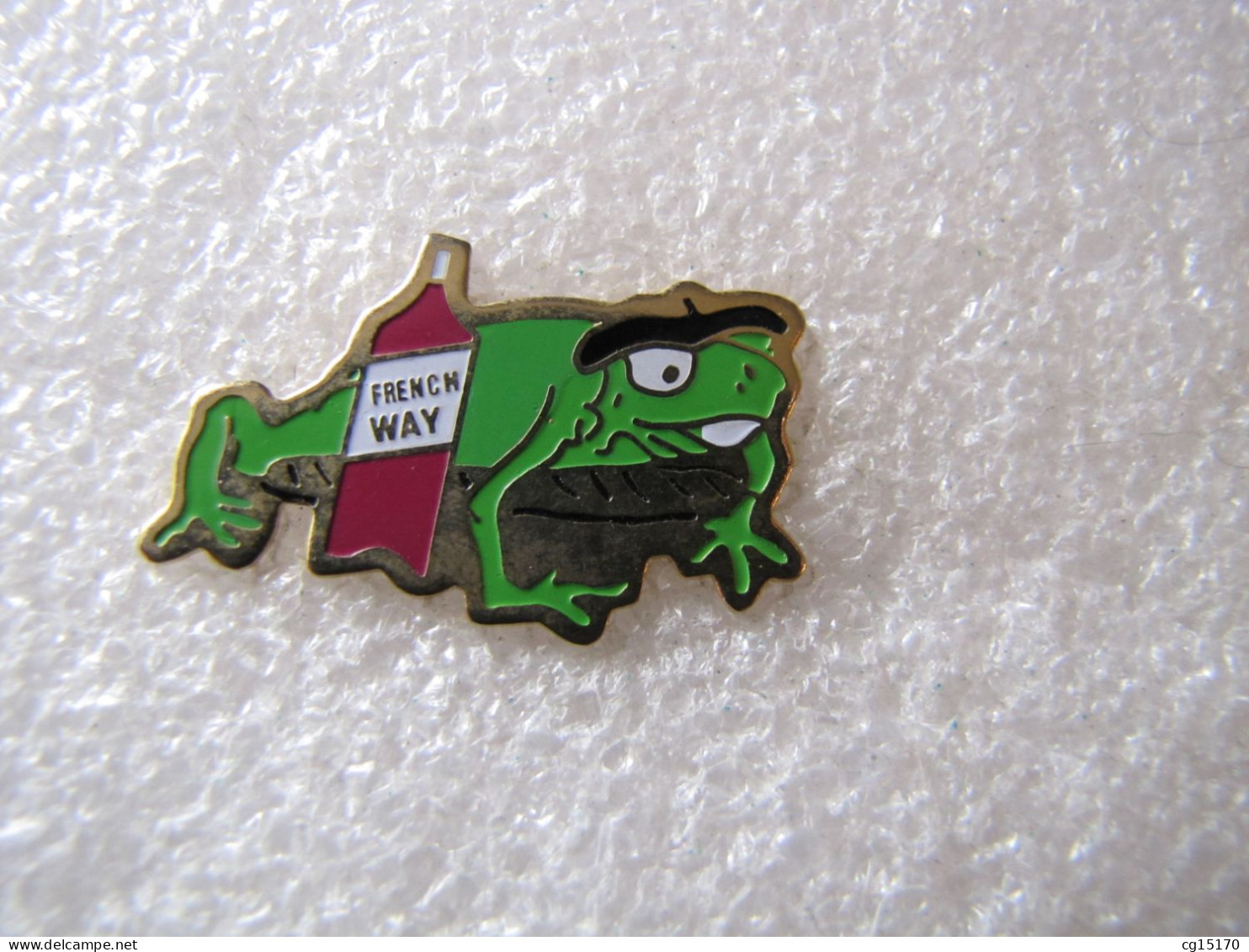 PIN'S     ANIMAUX   GRENOUILLE   FRENCH  WAY   BOUTEILLE  VIN - Animals