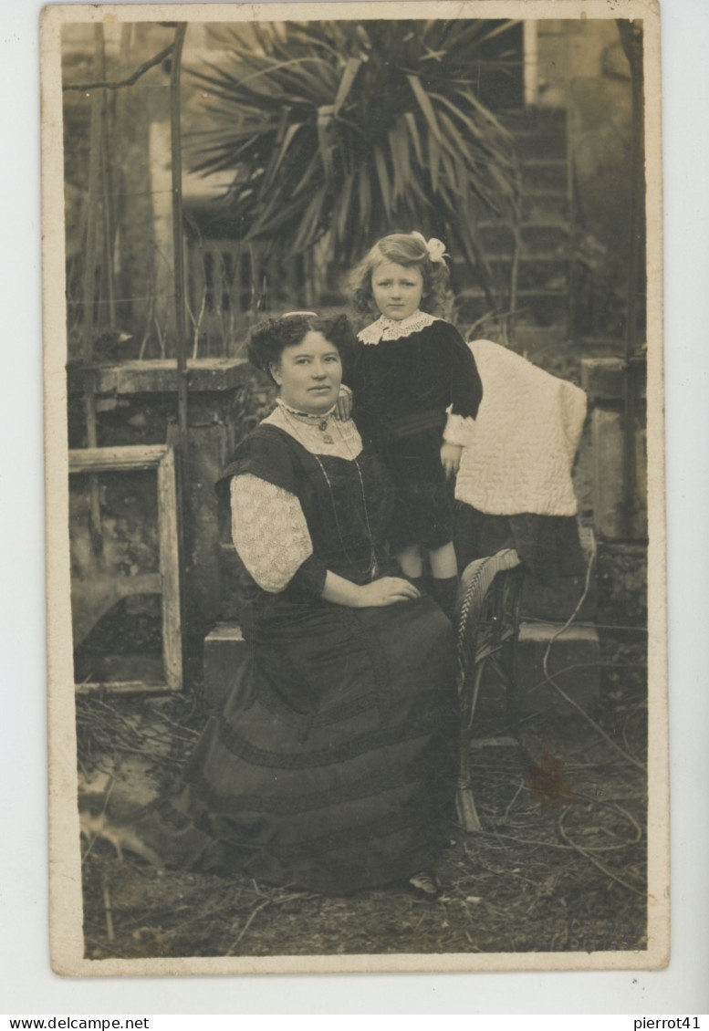 POITIERS - Belle Carte Photo Portrait Femme Avec Enfant Posant Dans La Cour D'une Maison Début XXème - Photo M. COUVRAT - Poitiers