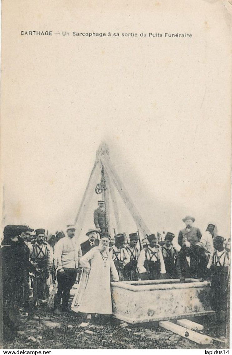 AY 508 /    CPA    TUNISIE-    CARTHAGE- UN SARCOPHAGE A SA SORTIE DU PUITS FUNERAIRE - Tunisie