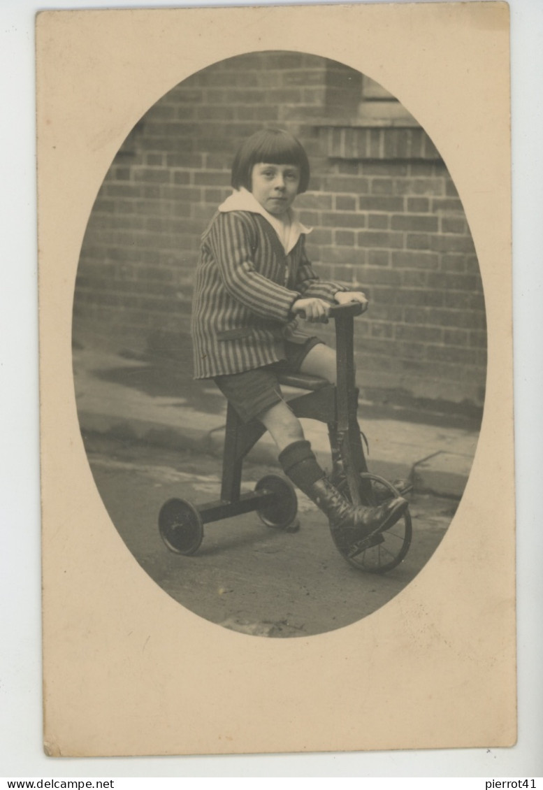 ENFANTS - VÉLO -  Belle Carte Photo Petit Garçon Sur Tricycle En 1927 - Ritratti