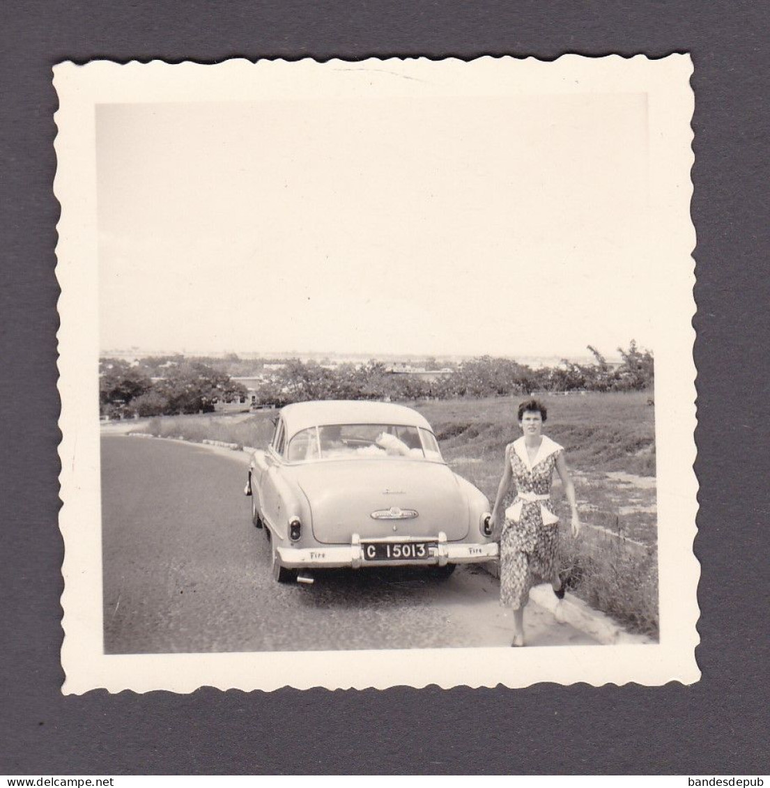 Photo Originale Vintage Snapshot Oldtimer Car Voiture Chevrolet Styline (à Confirmer ) Jeune Femme Cuba ( 58909 ) - Auto's