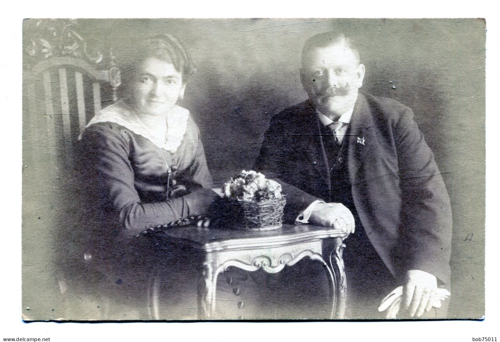 Carte Photo D'une Femme élégante Avec Un Homme élégant Posant Dans Leurs Petit Salon Vers 1910 - Anonymous Persons