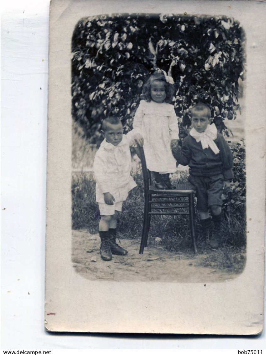 Carte Photo De Trois Petit Enfants élégant Posant Dans Leurs Jardin Vers 1905 - Anonymous Persons