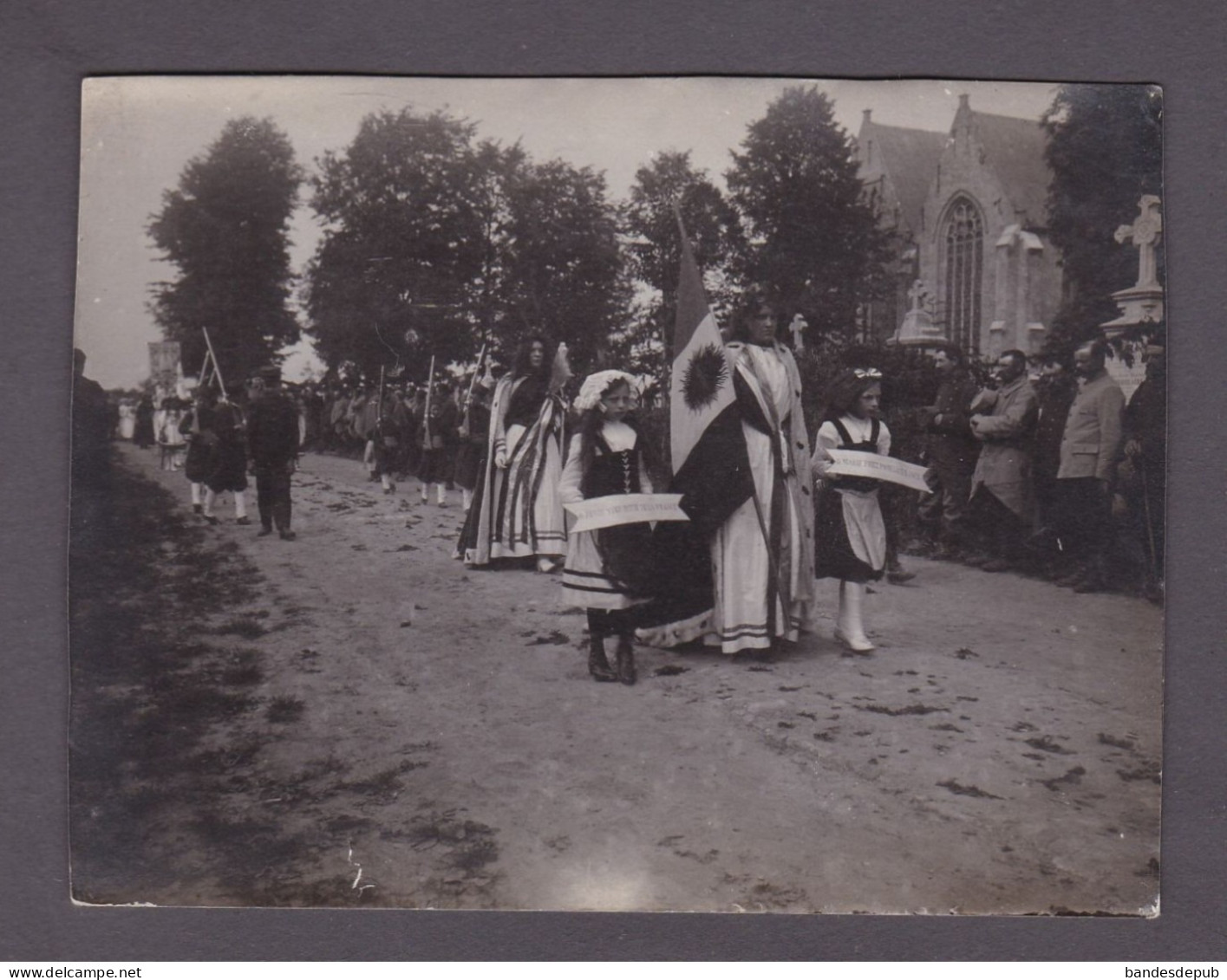 Photo Originale Vintage Snapshot Guerre 14-18 Quaedypre Nord Fete Ceremonie Enfants Avec Fusils Militaires Ds Le Public - Places