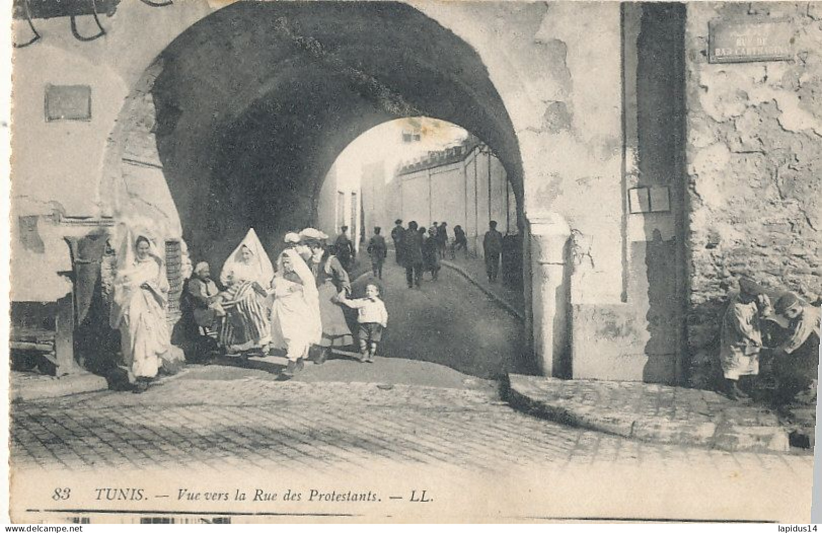 AY 532 /    CPA    TUNISIE-  TUNIS- VUE VERS LA RUE DES PROTESTANTS - Tunesien