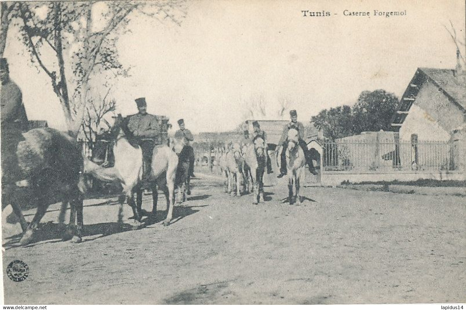 AY 534 /    CPA    TUNISIE-  TUNIS-  CASERNE  FORGEMOL - Túnez