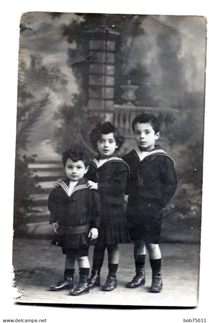 Carte  Photo De Deux Petite Filles élégante Avec Un Jeune Garcon élégant Posant Dans Un Studio Photo En 1910 - Personas Anónimos