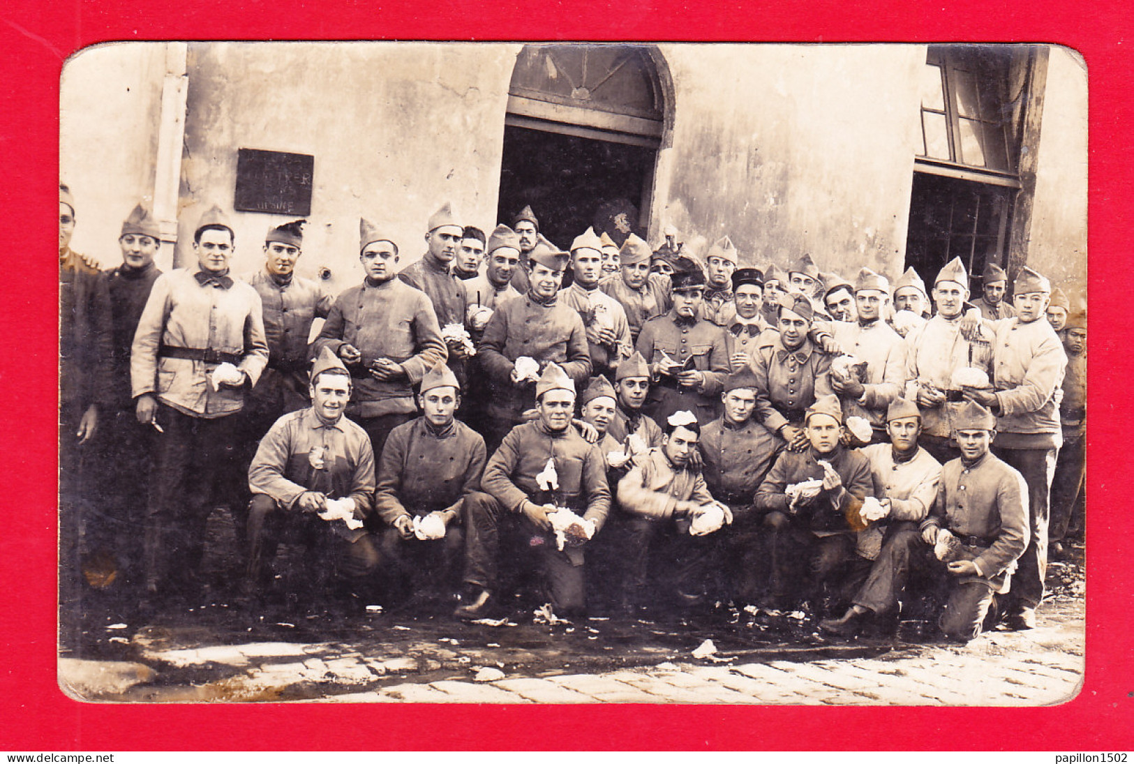 Milit-897Ph99  Carte Photo, Un Groupe De Militaires, Col N° 22 - Autres & Non Classés