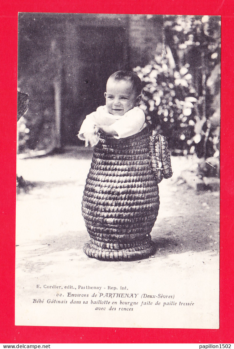 F-79-Parthenay-59A116   Bébé Gâtinais Dans Sa Baillotte En Bourgne, Faite De Paille Tressée Avec Des Ronces, Cpa BE - Parthenay