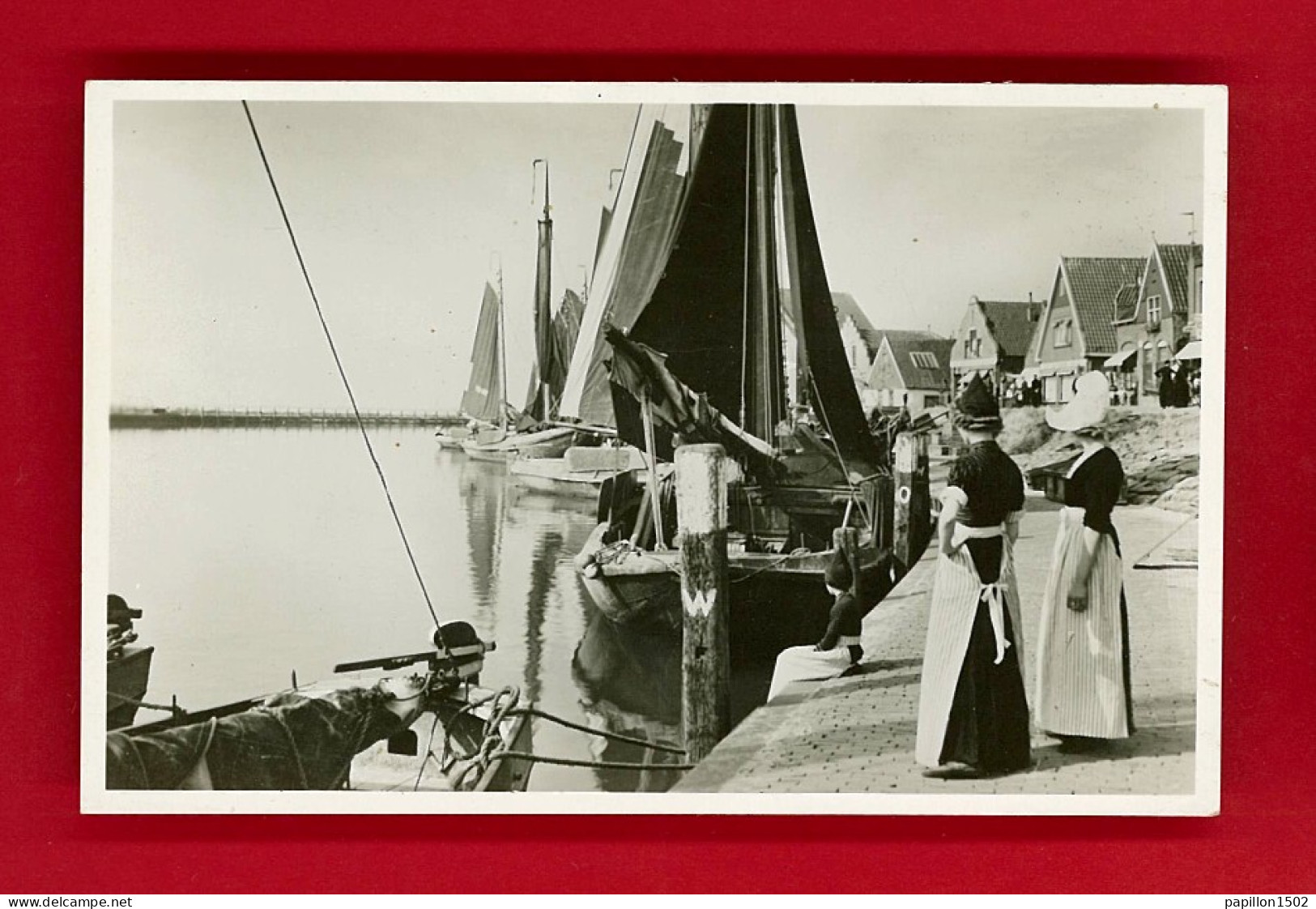 E-Pays Bas-62P3  VOLENDAM, Havengezicht, 2 Jeunes Femmes En Costume Folklorique, Bâteaux, Type Photo TBE - Volendam