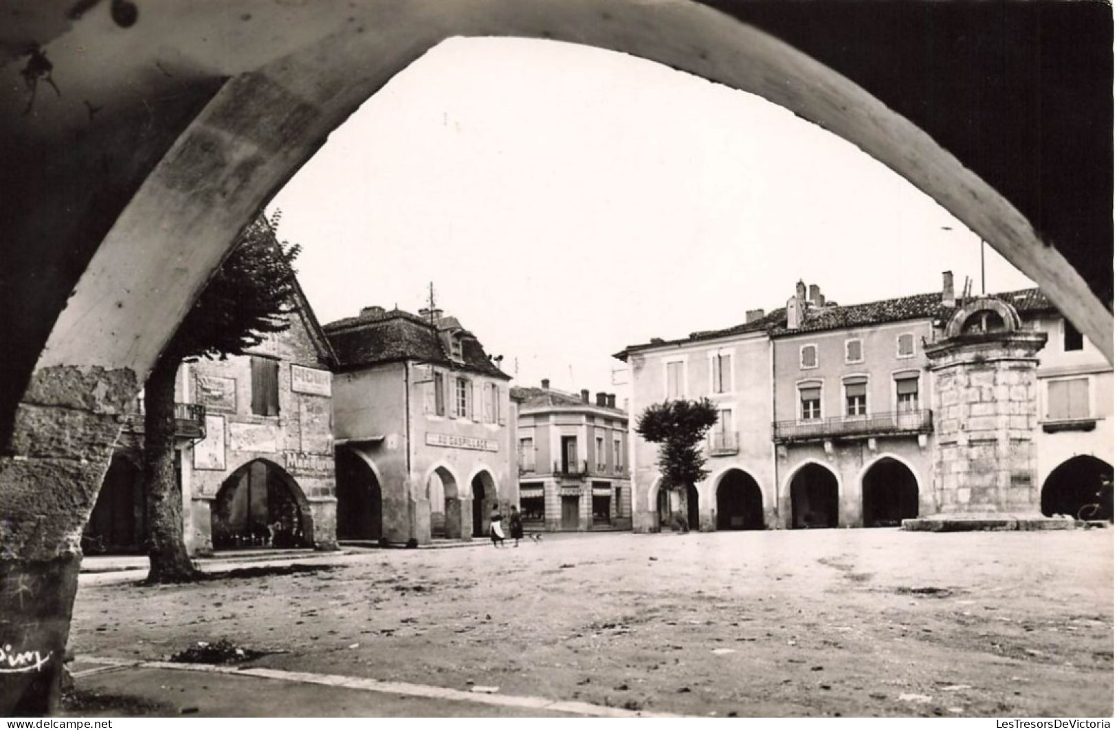 FRANCE - Eymet - Vue Sur La Place -  Carte Postale - Eymet