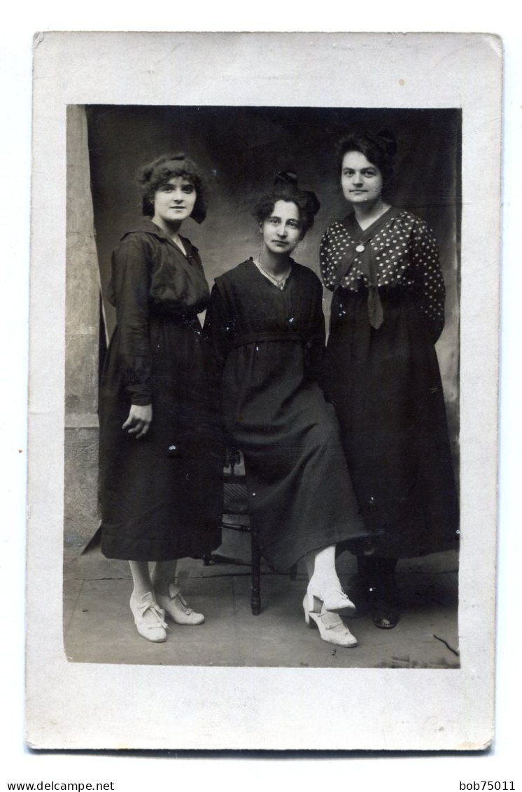 Carte Photo De Trois Jeune Fille élégante Posant Dans Un Studio Photo Vers 1920 - Personas Anónimos