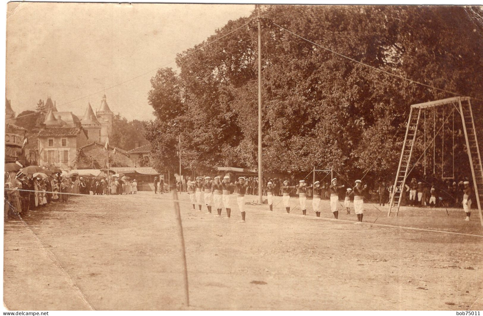 Carte Photo D'hommes Faisant De La Gymnastique Devant Des Spectateur Vers 1905 - Personas Anónimos