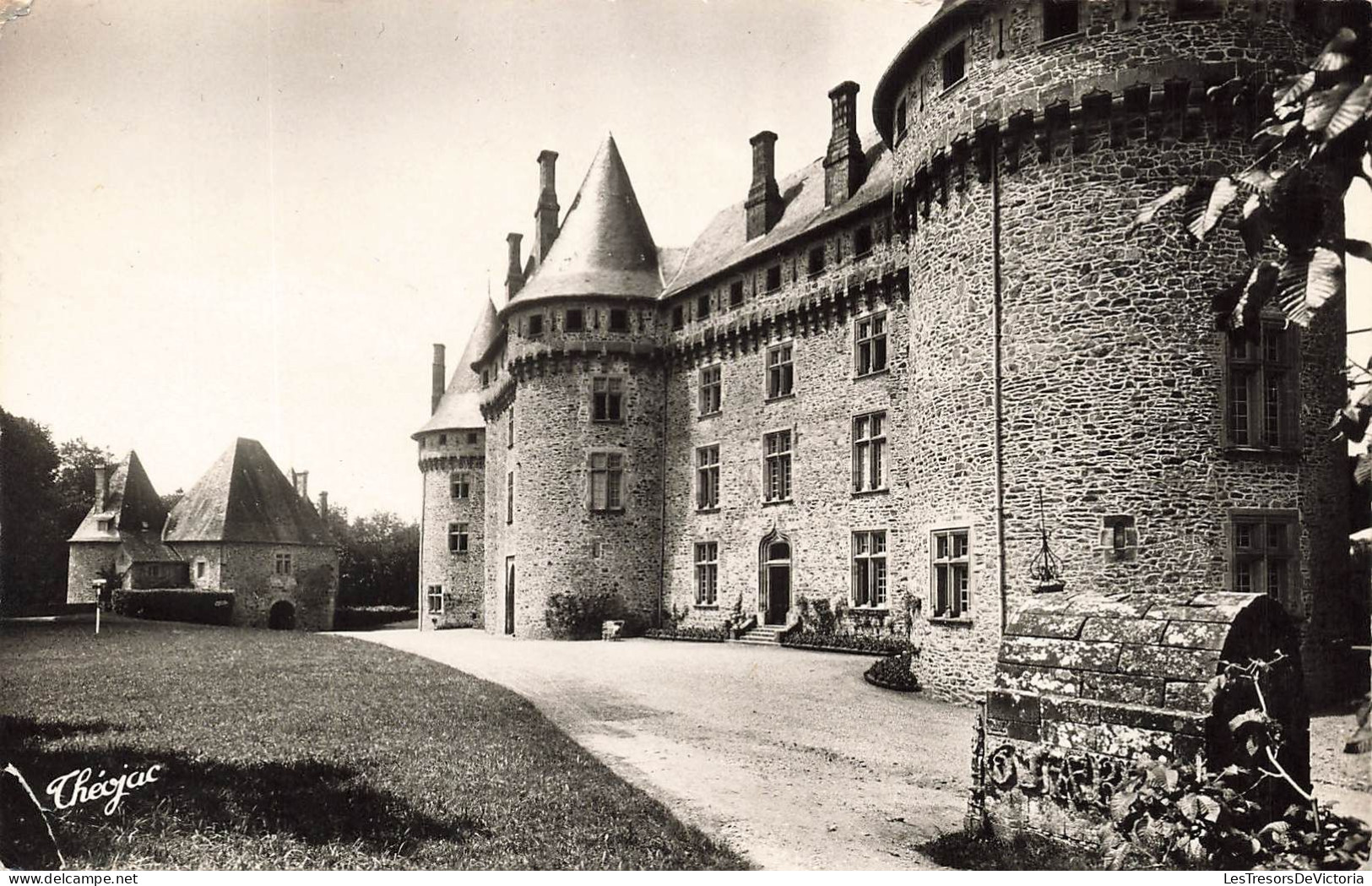 FRANCE - Corrèze - Pompadour - Vue Sur La Façade Du Château - Au Premier Plan - Le Vieux Puits - Carte Postale Ancienne - Arnac Pompadour