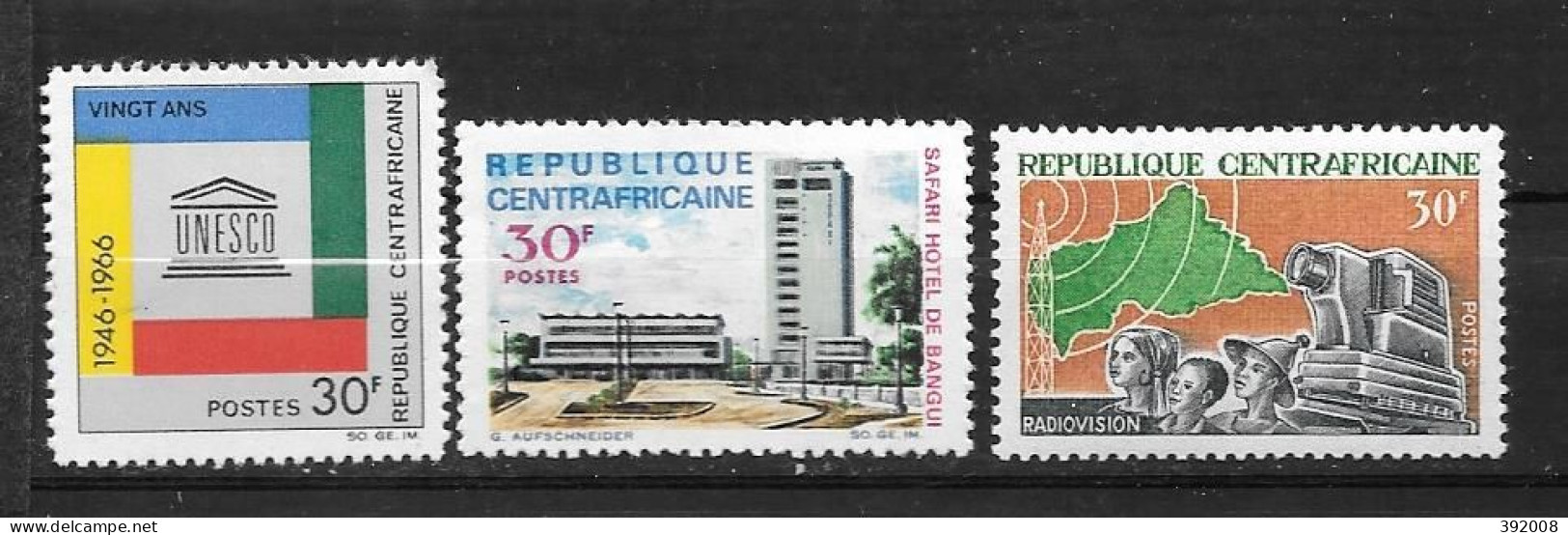 1966/1967 - N° 78+82+88**MNH - UNESCO - Hôtel Safari - Radiovision - República Centroafricana