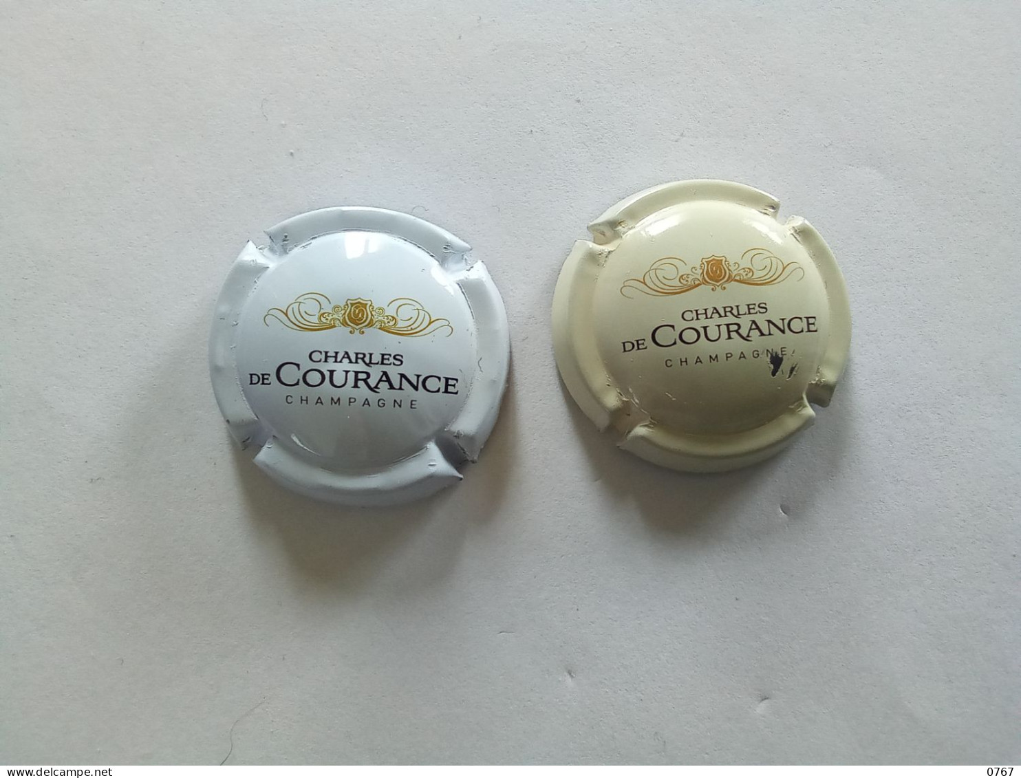 Lot De 2 Capsules Muselets Champagne Charles Courance Différentes  ( Bazarcollect28 ) - Andere & Zonder Classificatie