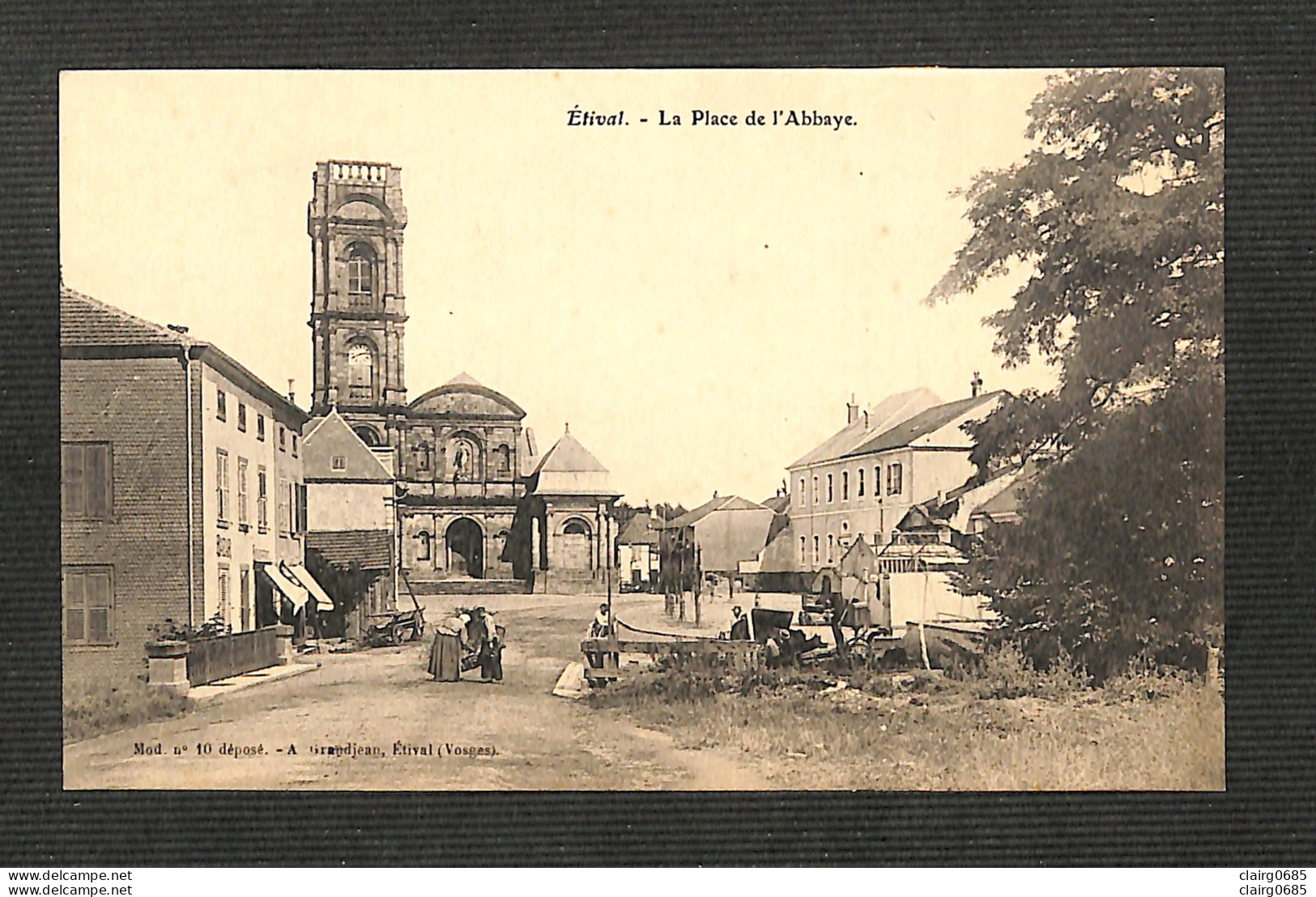 88 - ETIVAL - La Place De L'Abbaye - Etival Clairefontaine