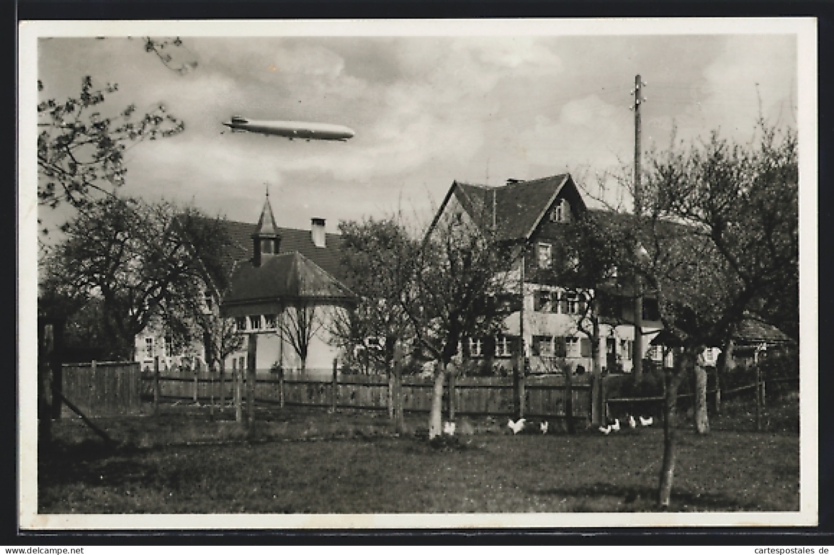 AK Eriskirch, Zeppelin Fliegt über St. Theresienheim  - Zeppeline