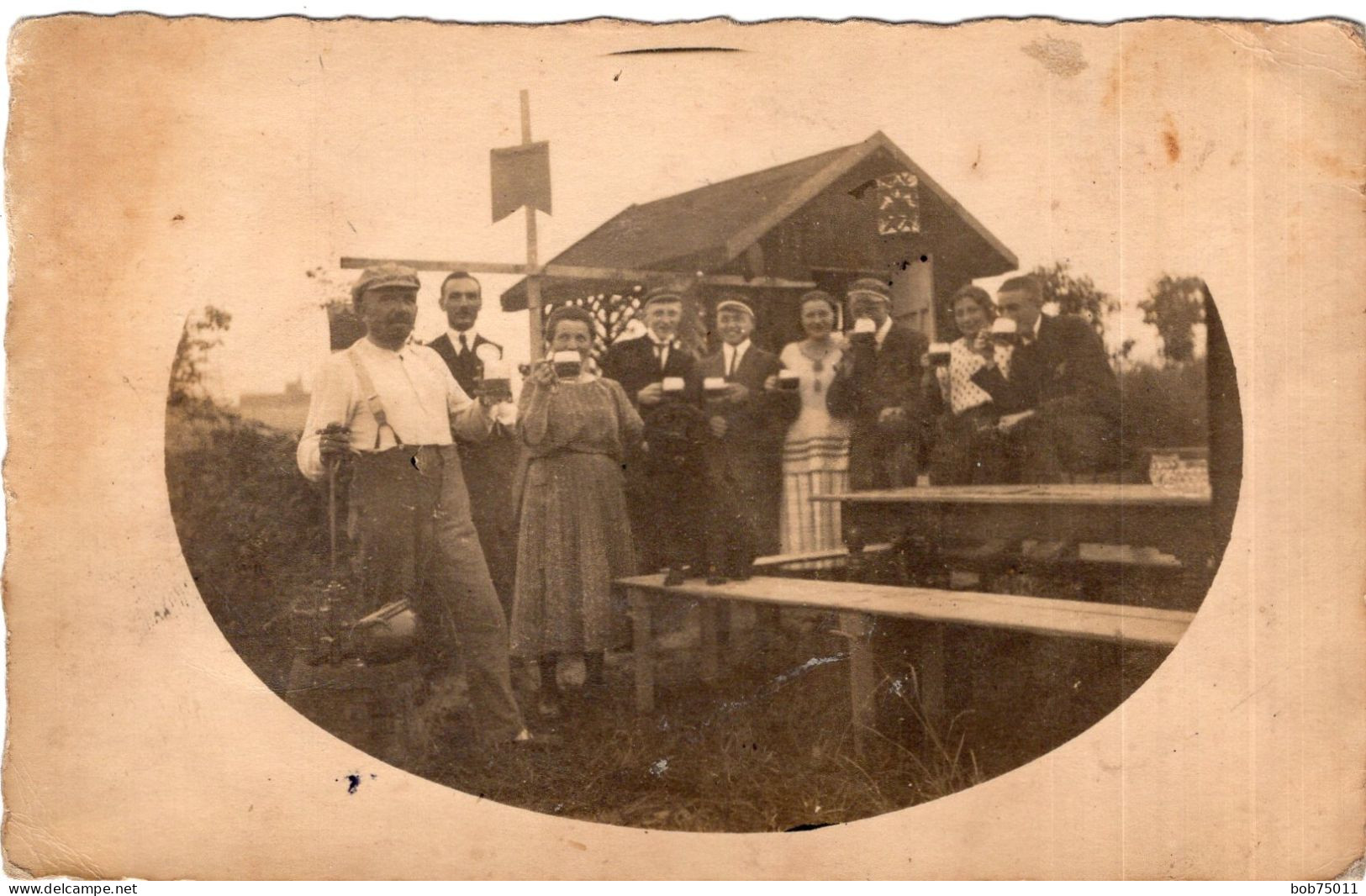 Carte Photo D'une Famille Avec Leurs Chien Pendant La Fete De La Biére Dans Un Village En 1923 - Personas Anónimos