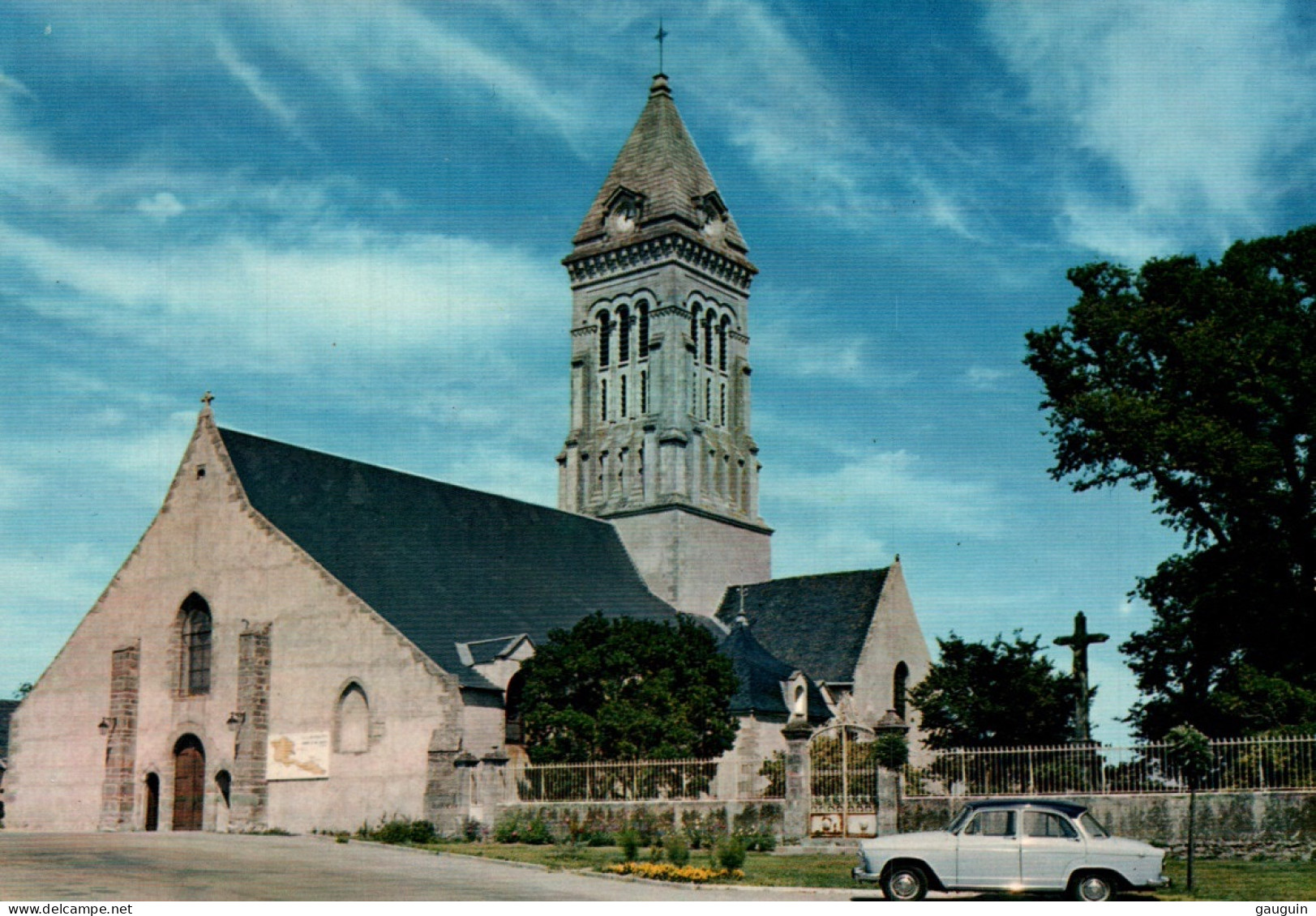 CPM - NOIRMOUTIER - L'église (voiture Simca) - Edition Artaud - Ile De Noirmoutier