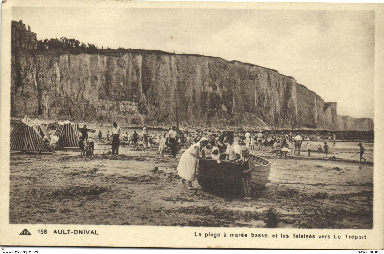 AULT - ONIVAL - LA PLAGE A MAREE BASSE ET LES FALAISES VERS LE TREPORT - Ault