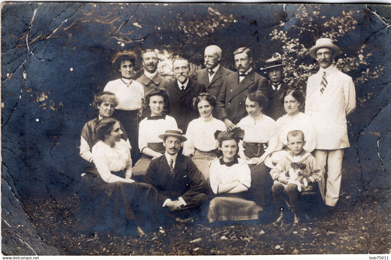 Carte Photo D'une Famille élégante Avec Leurs Chien Posant Dans Leurs Jardin Vers 1910 - Personas Anónimos