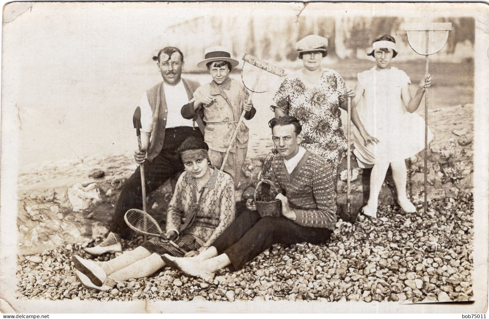 Carte Photo D'une Famille élégante Posant A La Plage Vers 1920 - Personas Anónimos
