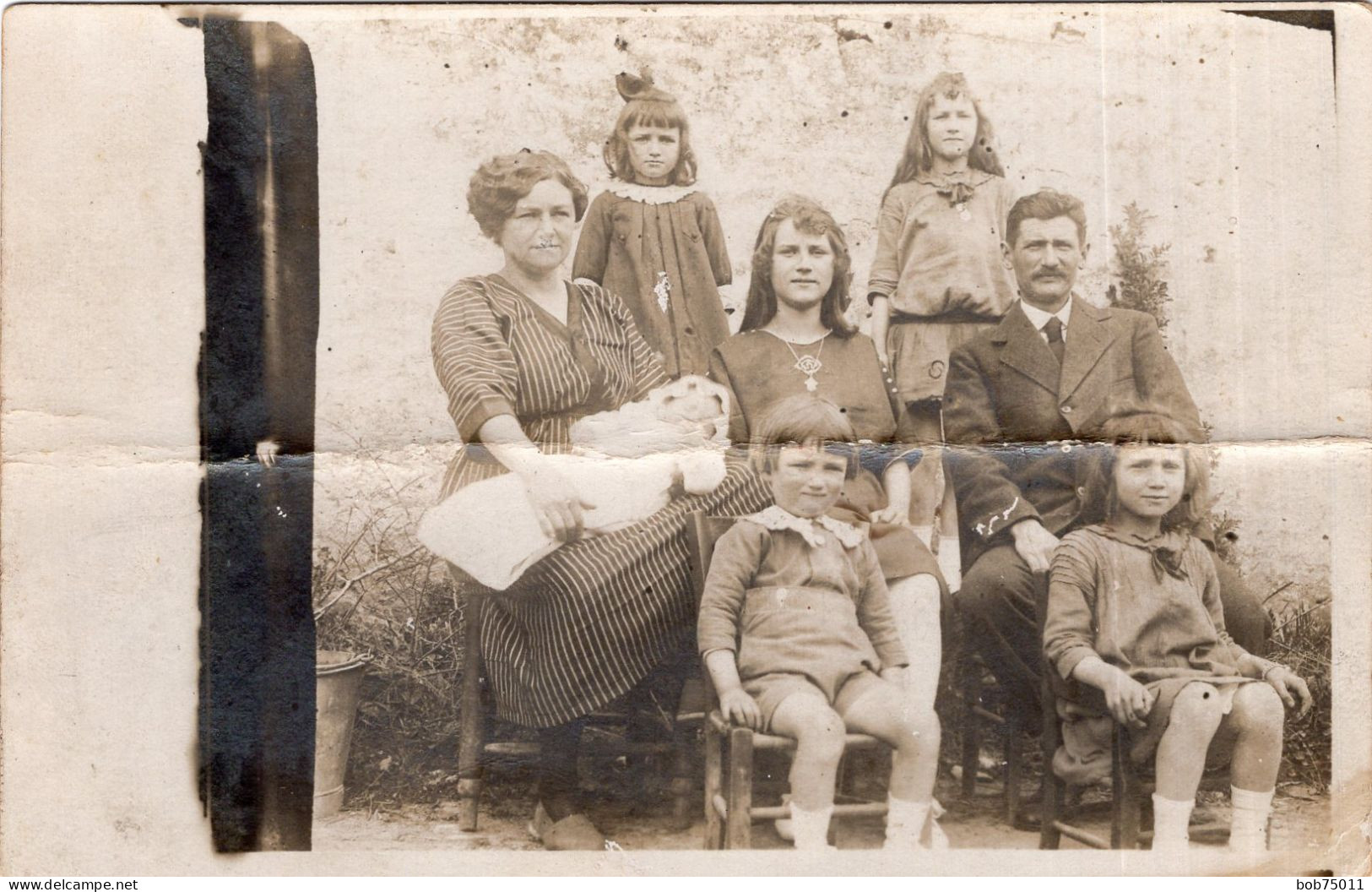 Carte Photo D'une Famille élégante Posant Dans La Cour De Leurs Maison Vers 1915 - Personas Anónimos