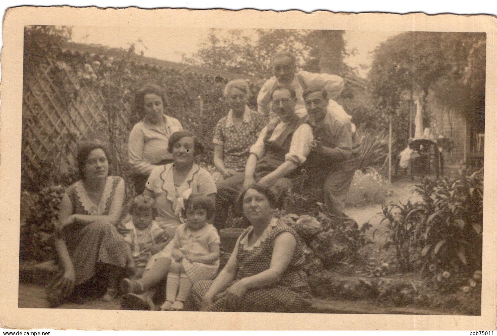 Carte Photo D'une Famille élégante Posant Dans Leurs Jardin - Personas Anónimos