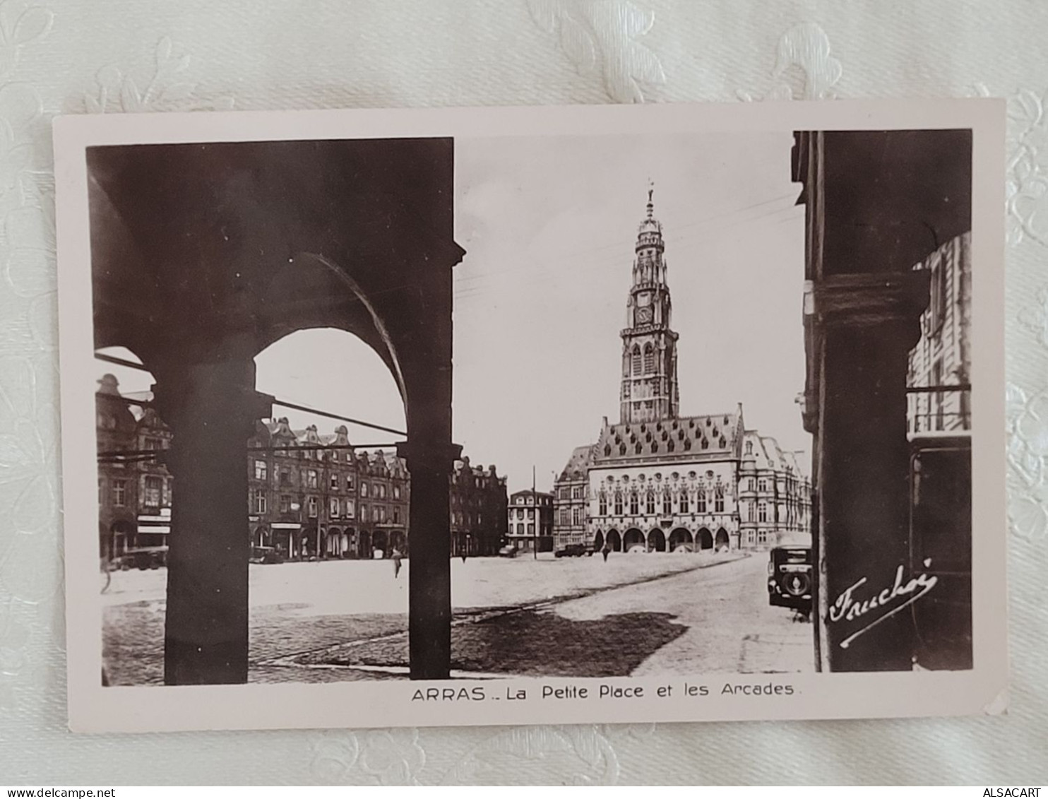 Arras , La Petite Place Et Les Arcades - Arras