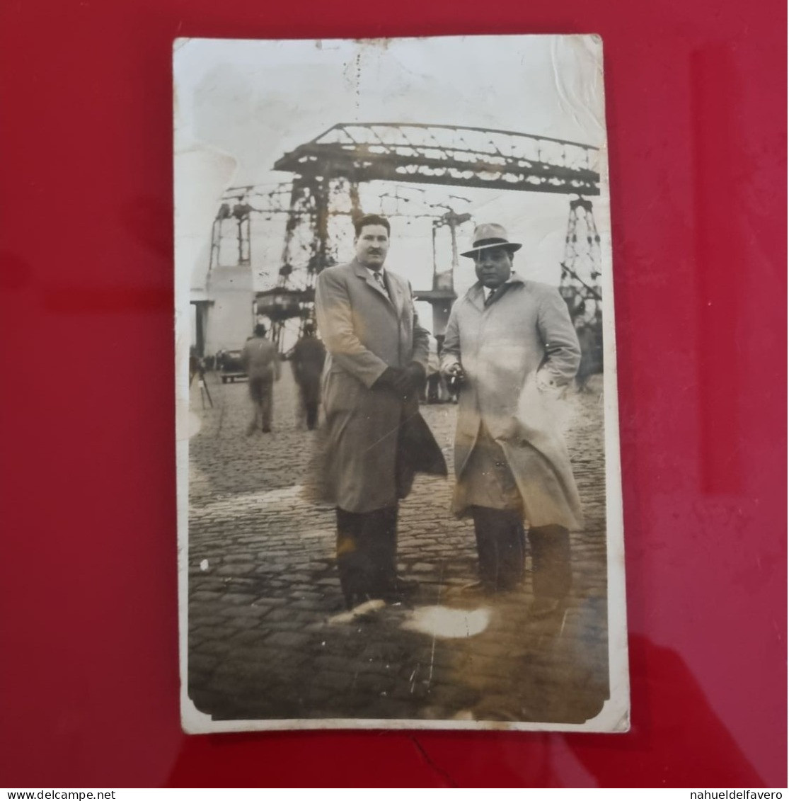 PH - Ph Original - Hommes élégants Posant Devant Le Pont De La Boca - Personas Anónimos