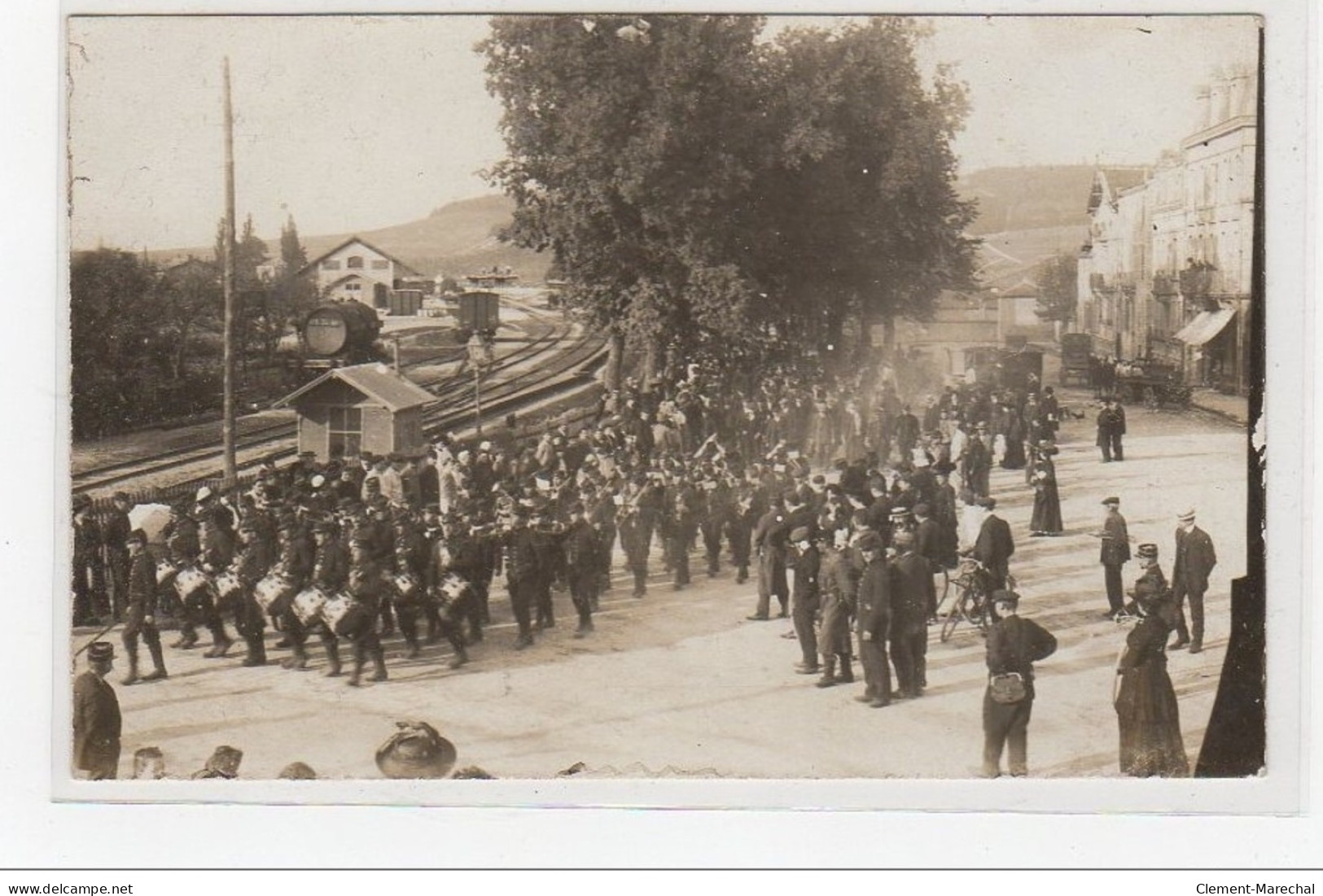 SAINT MIHIEL : Carte Photo D'un Défilé Militaire Devant La Gare - Très Bon état - Saint Mihiel