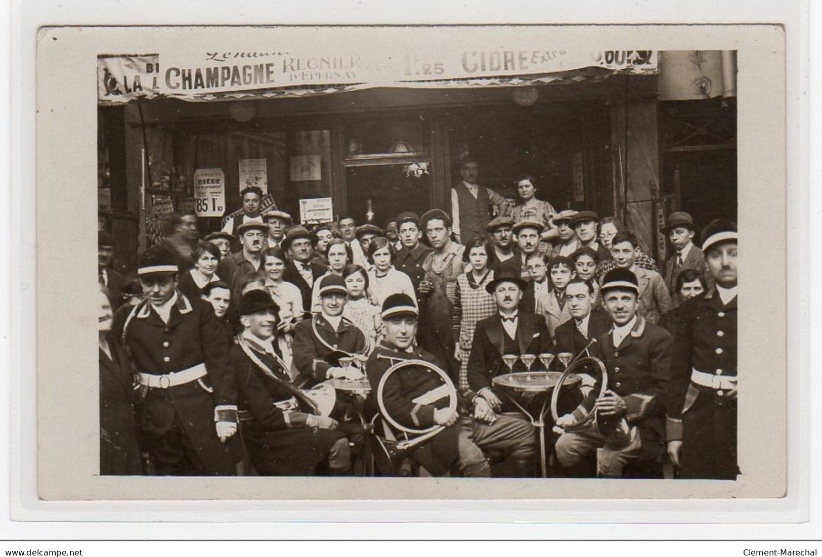 EPERNAY ??? : Carte Photo De Chasseurs à Courre à La Terrasse D'un Café  Vers 1920 - Très Bon état - Epernay