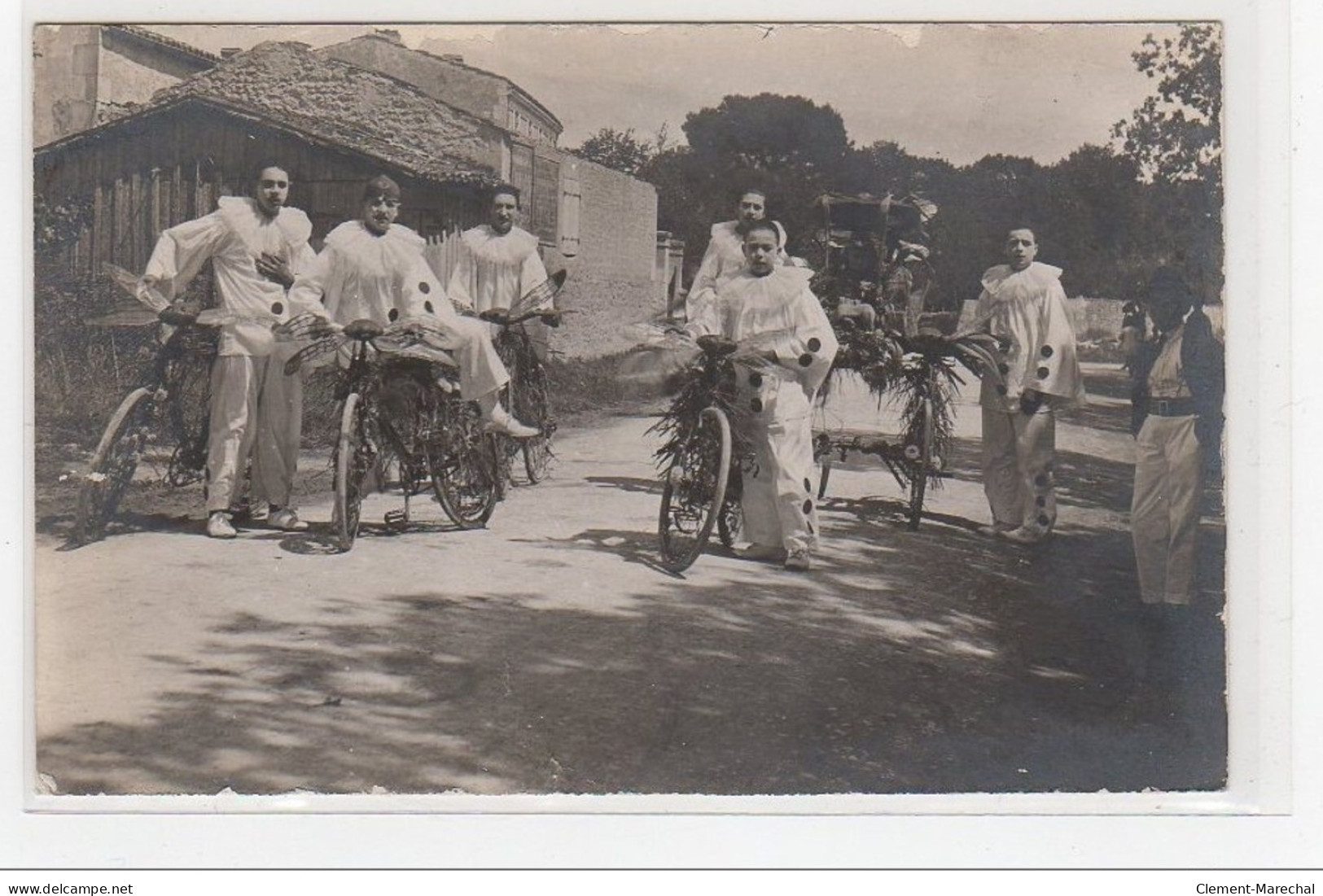 FOURAS : Carte Photo De Pierrot Cycliste Pendant Une Fête - état (une Petite Déchirure) - Fouras-les-Bains