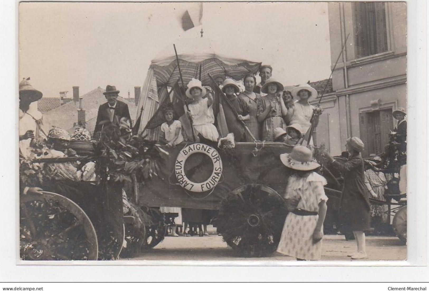 FOURAS : Carte Photo D'un Char Pendant Une Fête - Très Bon état - Fouras-les-Bains